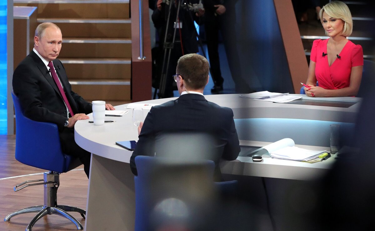 Прямая линия с Владимиром Путиным. Слева направо сидят в студии "прямой линии": В.Путин, П.Зарубин, Т.Ремезова