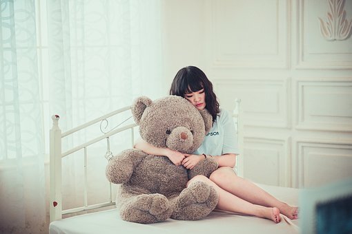 https://cdn.pixabay.com/photo/2016/10/12/02/53/girl-1733341__340.jpg