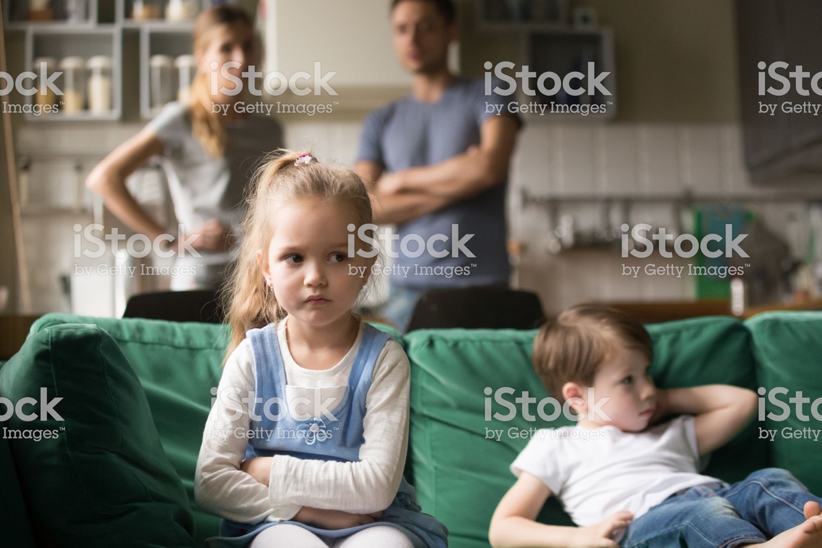 https://www.istockphoto.com/ru/%D1%84%D0%BE%D1%82%D0%BE/kid-girl-upset-offended-or-bored-ignoring-parents-and-brother-gm1028900412-275781910