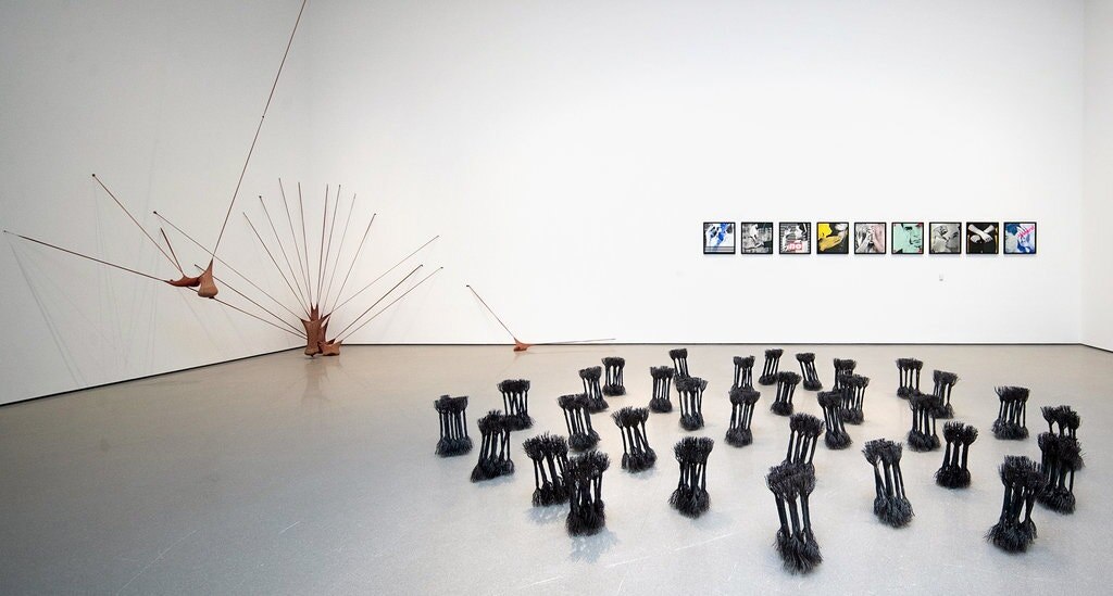 Слева и в центре - «RSVP I» (1977/2003) Сенги Ненгуди и "Leaning" (1980) Марены Хассинджер в галерее второго этажа "Аппаратное и программное обеспечение".  Фото:  Джина Мун