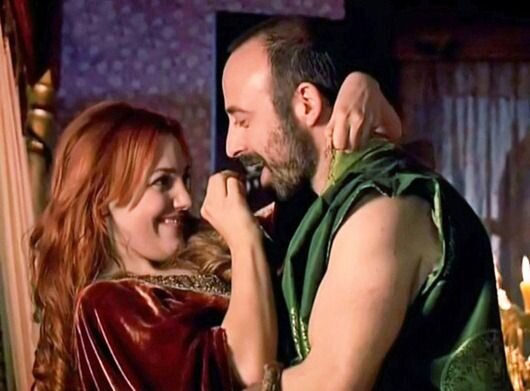 Хюррем и Сулейман балуются, кадр из "Великолепный Век".