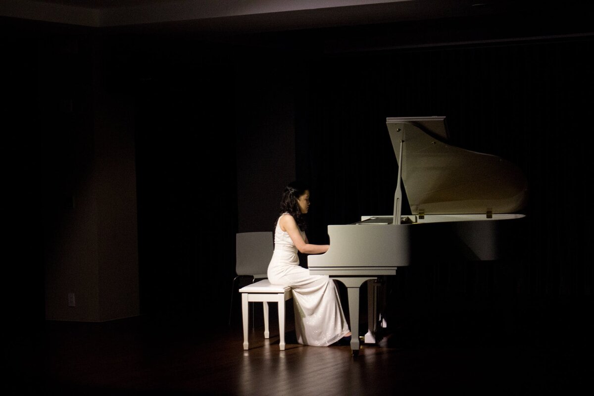 https://www.pexels.com/photo/woman-playing-grand-piano-1293551/