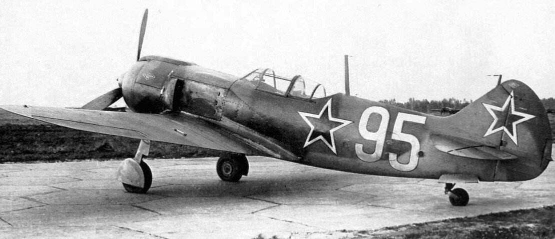 Весной 1943 года в серийное производство пошел истребитель Ла-5ФН. Первые ФН имели проблемы, к тому же не хватало алюминия и оборудования на заводе №21, и лонжероны остались тяжелыми, деревянными. Выпуск был сравнительно небольшим - но несмотря на все проблемы Ла-5ФН оказался первым советским истребителем, который не просто мог драться на равных, а превосходил немецких оппонентов. 