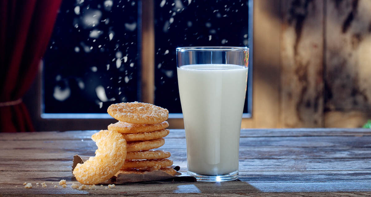 Пьет молоко. Молоко с маслом при боли в горле. Молоко с медом от горла. Пить кефир. Молоко.