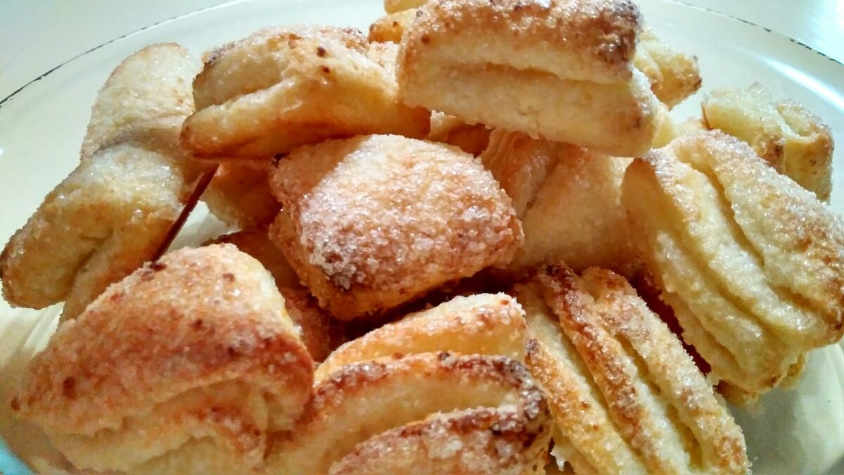 творожные конвертики в духовке. печенька конвертик. творожное печенье конвертики с сахаром. конвертики с творогом. творожное печенье конвертики.