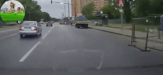 Чуть не сбила пешехода, уворачиваясь от столкновения перед светофором, т.к. не смогла вовремя снизить скорость.