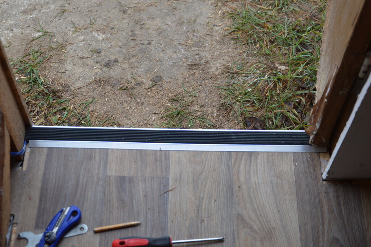 Установка порога на входе в дом