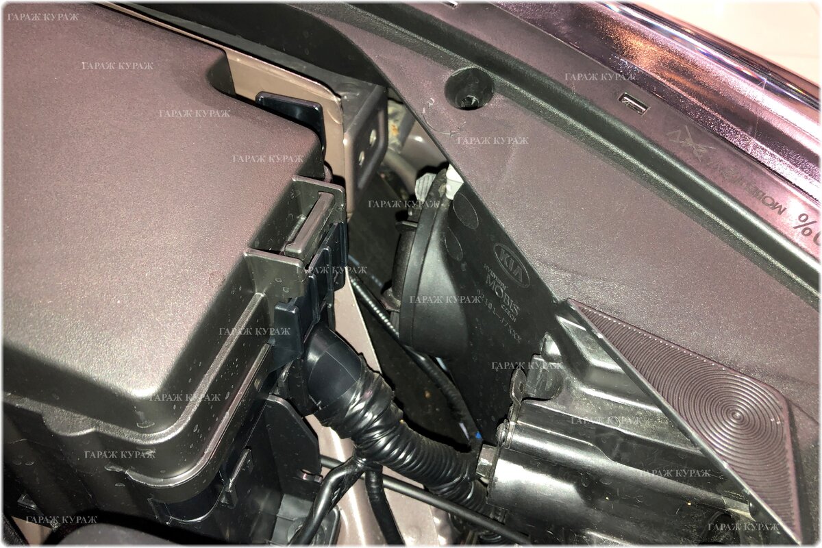 Поменять лампу в левой фаре чуть сложнее, но реально.