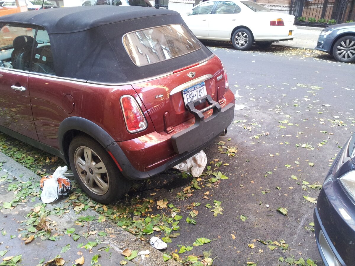 Специальный бампер на бампер. Это для парковки, потому что Нью-Йоркцы паркуются по звуку, от удара в бампер передней машины до удара в бампер задней машины.