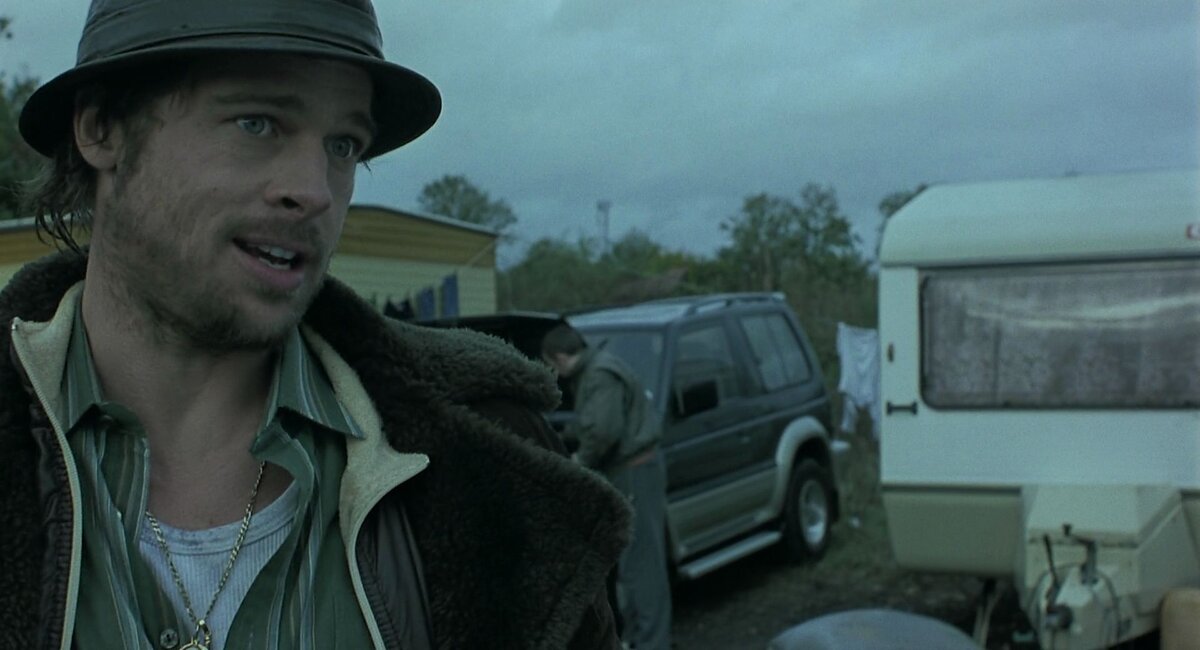 Худ.фильм "Большой куш". Бред Питт в кемпинге. На фоне старый прицеп-дача, а слева мобильный дом.