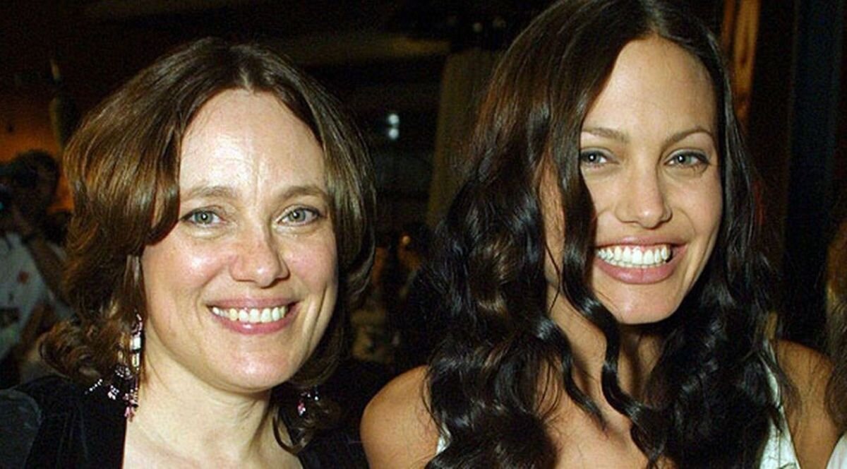 Анджелина Джоли имеет Асцендент в Раке и очень похожа на свою мать - актрису Маршелин Бертран.