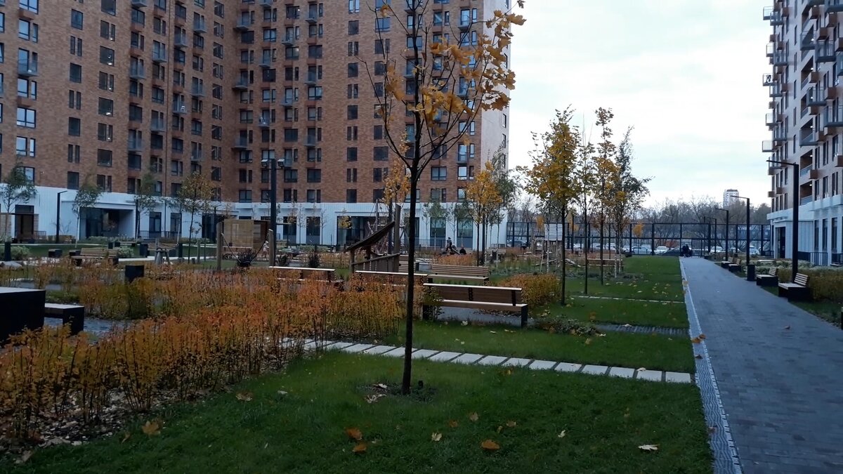 В этом доме много подобных студий. Однако все равно приятно жить в новом доме с таким двором.