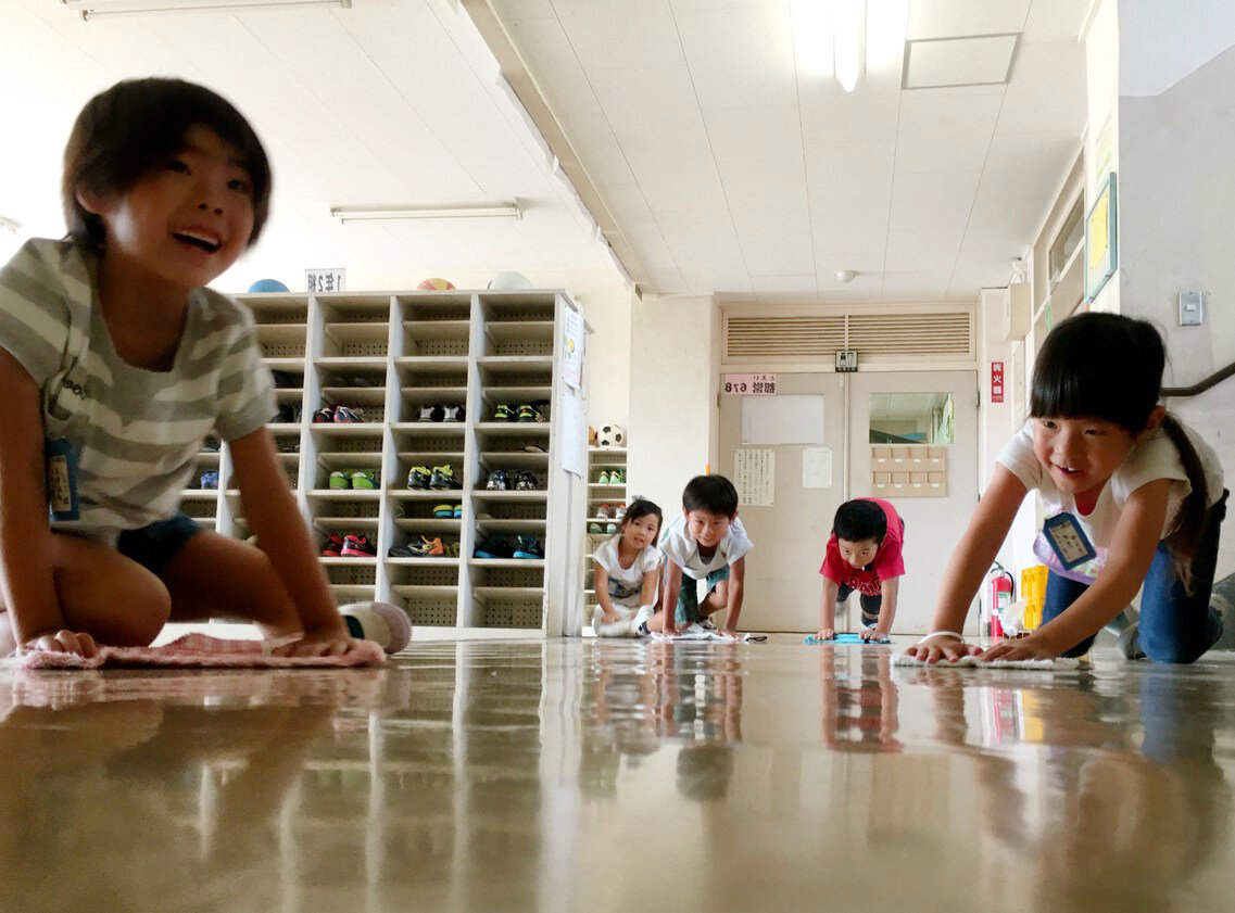 Японские дети убираются в школе