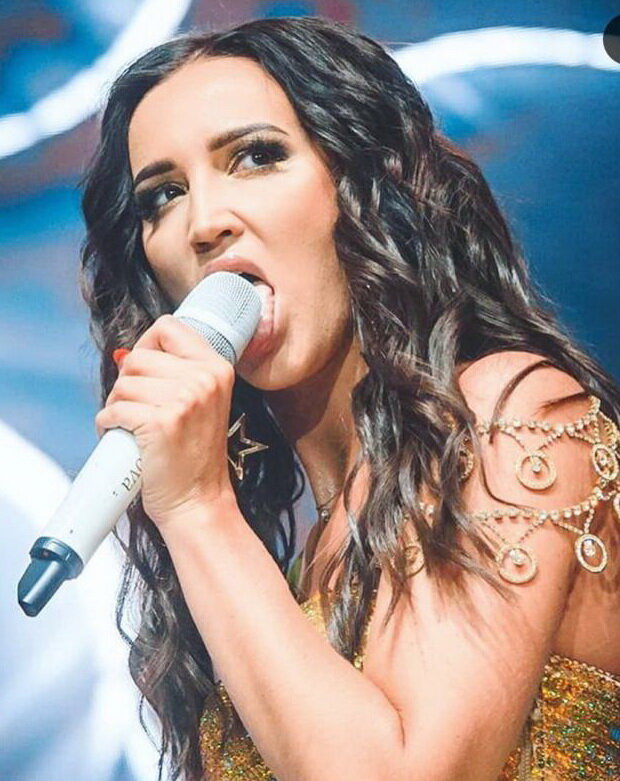 Так Ольга держит микрофон 