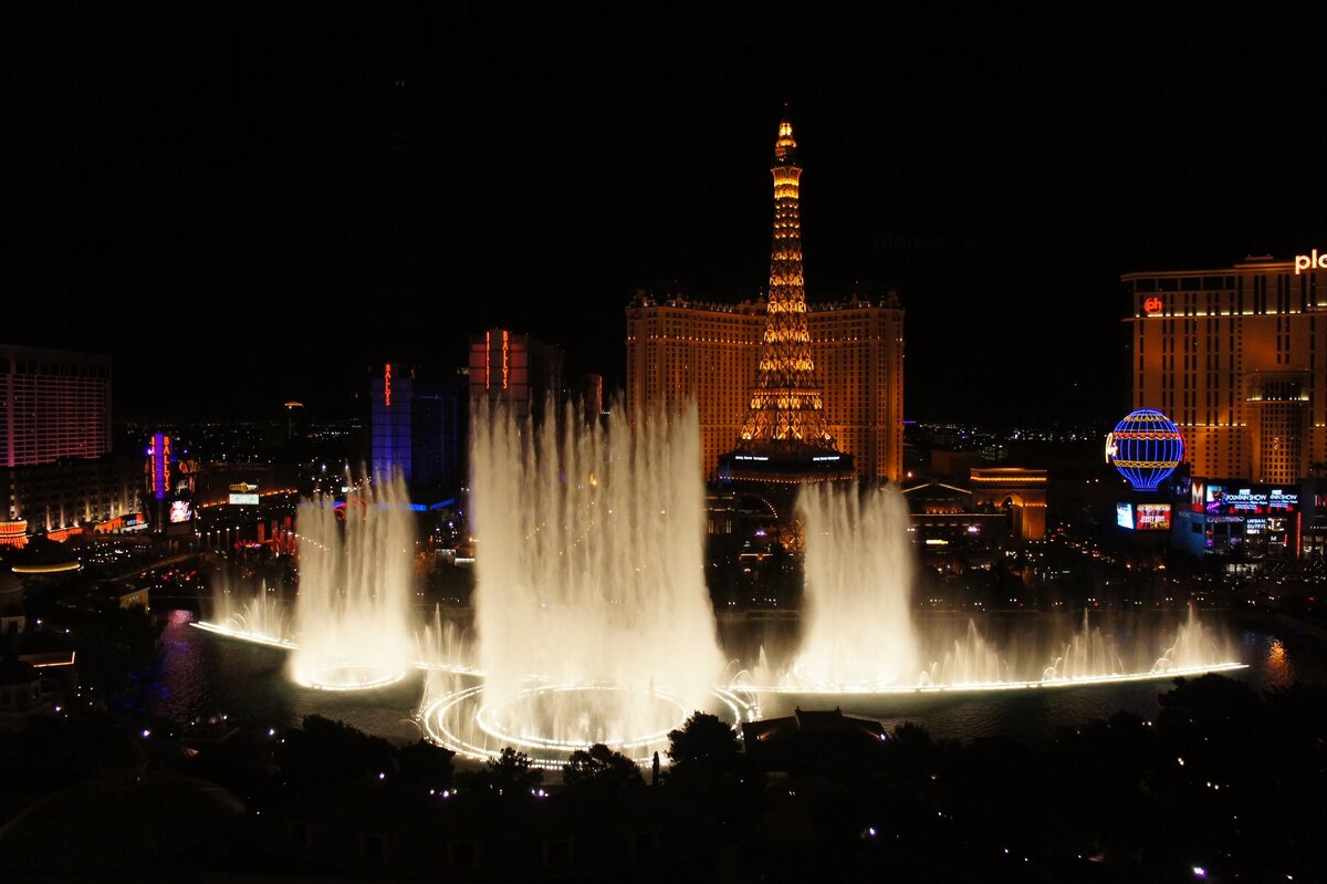 Вид из номера на фонтаны и копию Эйфелевой башни, а за ней отель Paris.