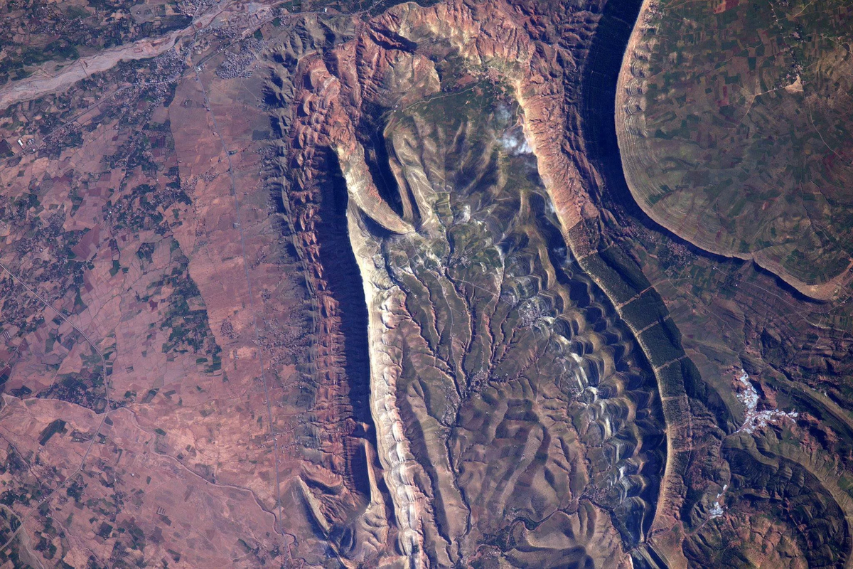 Какие объекты можно увидеть. NASA снимки со спутника NASA. Космический снимок НАСА. Странные снимки из космоса. Горы вид со спутника.