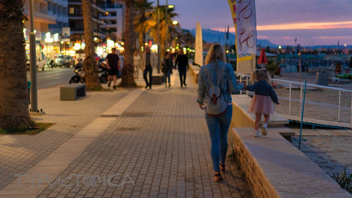 Гуляем с дочкой по вечерней набережной Ретимно (о. Крит, Греция)