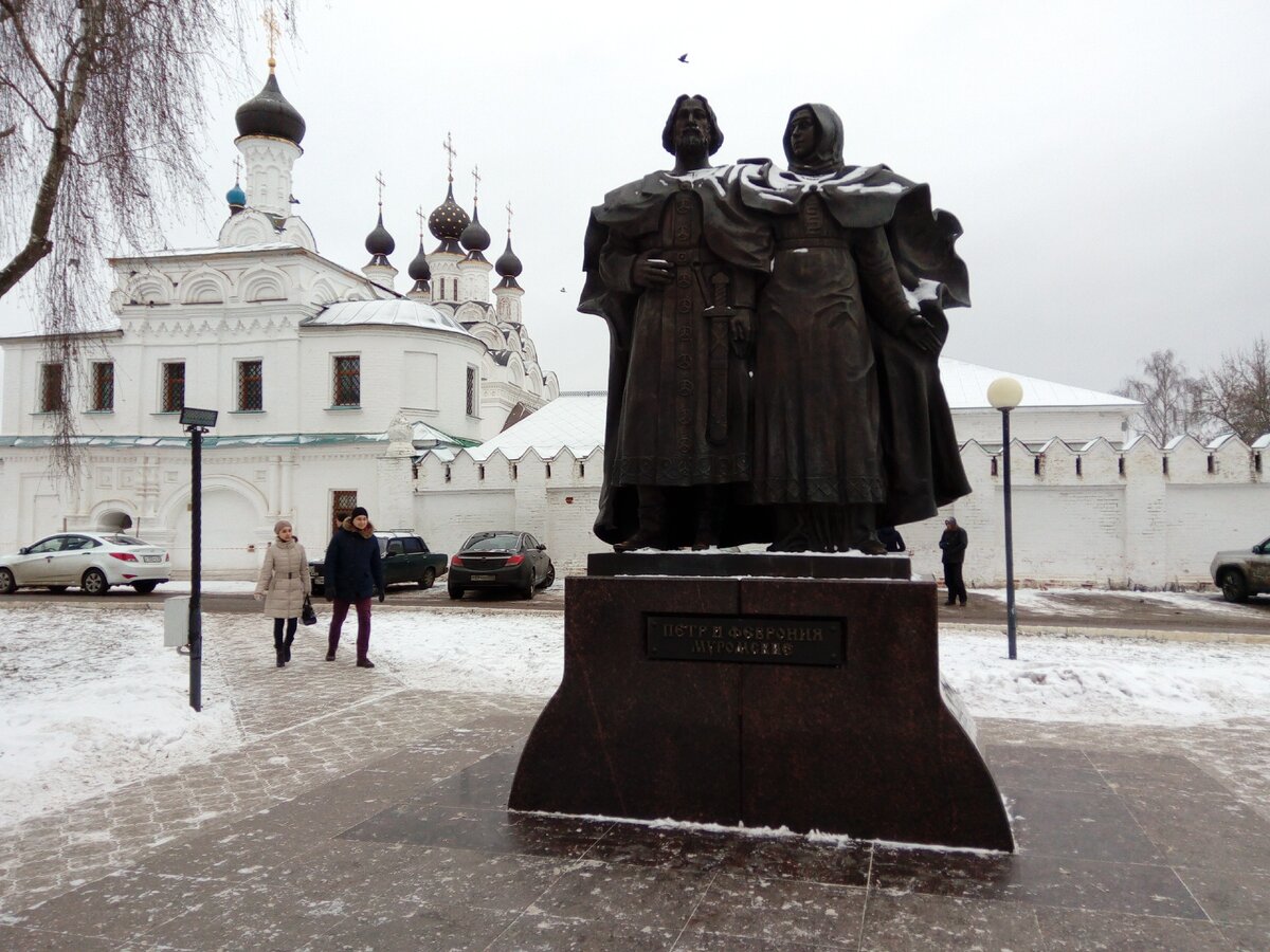 Памятник Петру и Февронии