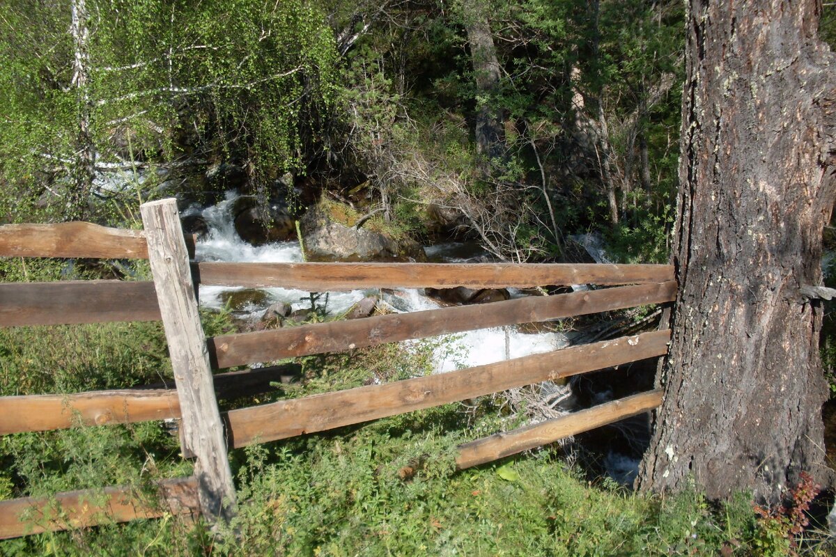 Река Ярбалык гремит за забором.