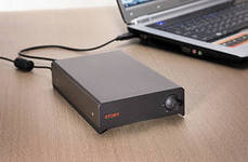 Подключите внешний жёсткий диск к порту USB или Fire Wire. Для этого внимательно осмотрите свой компьютер и найдите нужный вам разъём для соединения. Он может быть как на задней, так и на боковой стенке корпуса компьютера. Если, к примеру, вы купили диск модели USB 2.0, то вам нужно соединить его с таким же гнездом – USB 2.0.