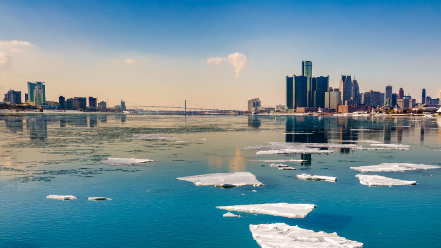 Вид на Детройт (справа)и Виндзор из Belle Isle Park на реке Детройт. Эти два города соединены мостом посла. Виндзор-это место Виндзорского Хума, который, как считают люди, приходит с острова Цуг, недалеко от Детройта.