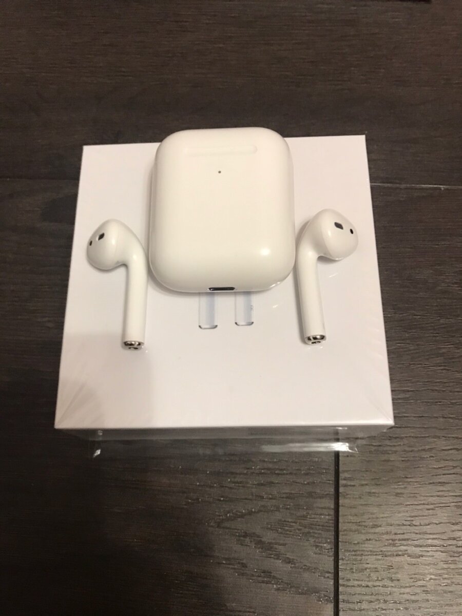 Всеми известные Apple AirPods 2 версии.