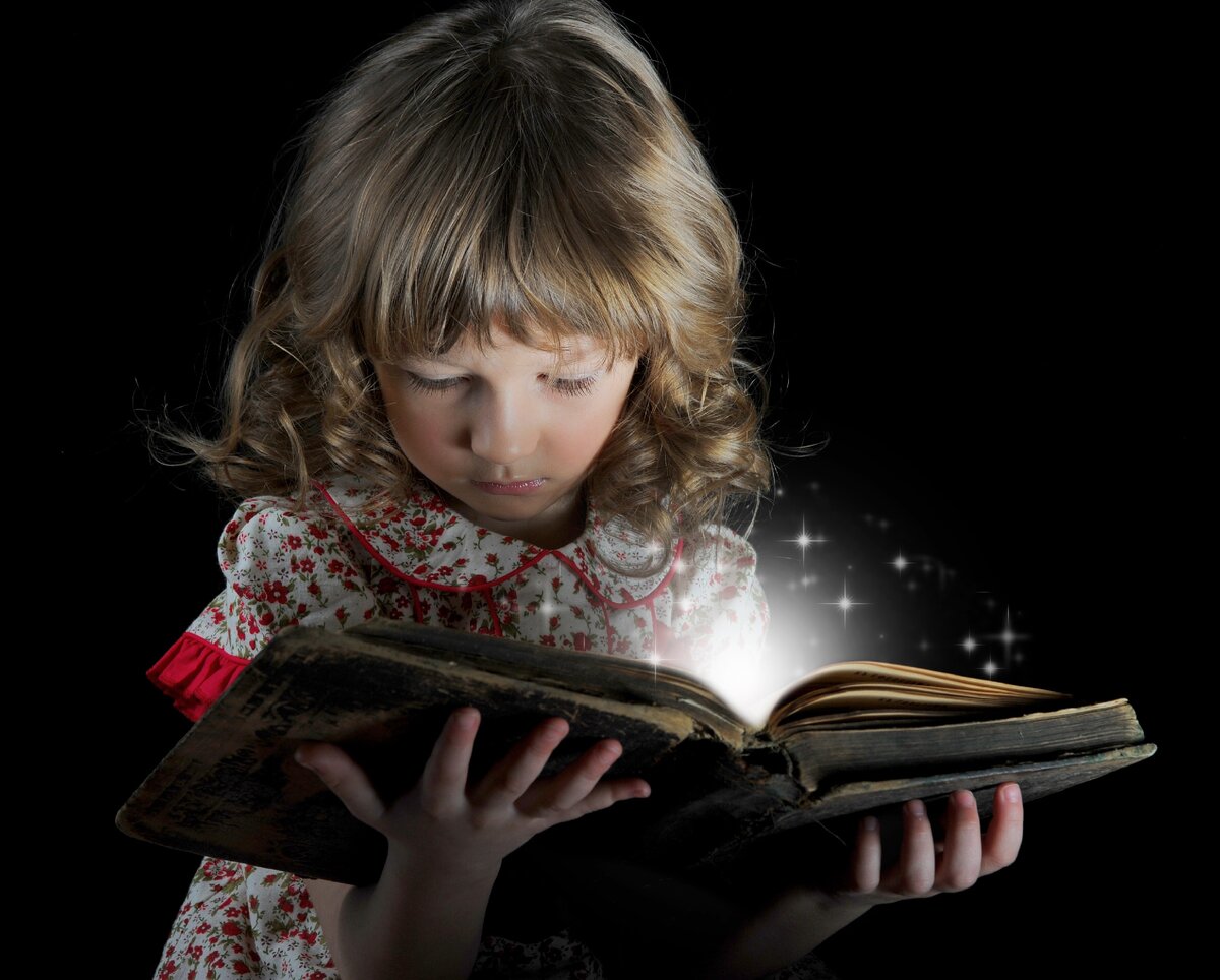 Сказки младший школьный возраст. Книги для детей. Девочка с книжкой. Книга для девочек. Чтение сказок.