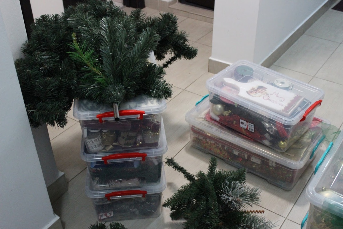 Принесли с дочерью из мазе все свои коробки с украшениями и декором, притащили и саму елку