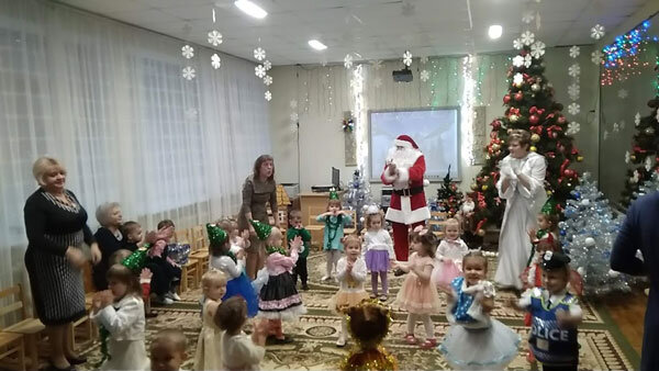 За неимением сегодняшних фото, позаимствую кадр со вчерашнего утренника. Было круто!