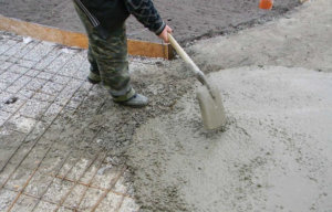 Как  и все БСГ бетон м 100 изготавливается из цемента, песка, щебня в  пропорции 1:4,6:7. Пропорции изменяются в случае, если берется для  изготовления цемент М 500 как 1:5,8:8,1. В этом случае изменяется и  на бетон в7,5 цена м3. Во втором случае потребуется также больше  наполнителей, из-за чего увеличится получаемый объем.