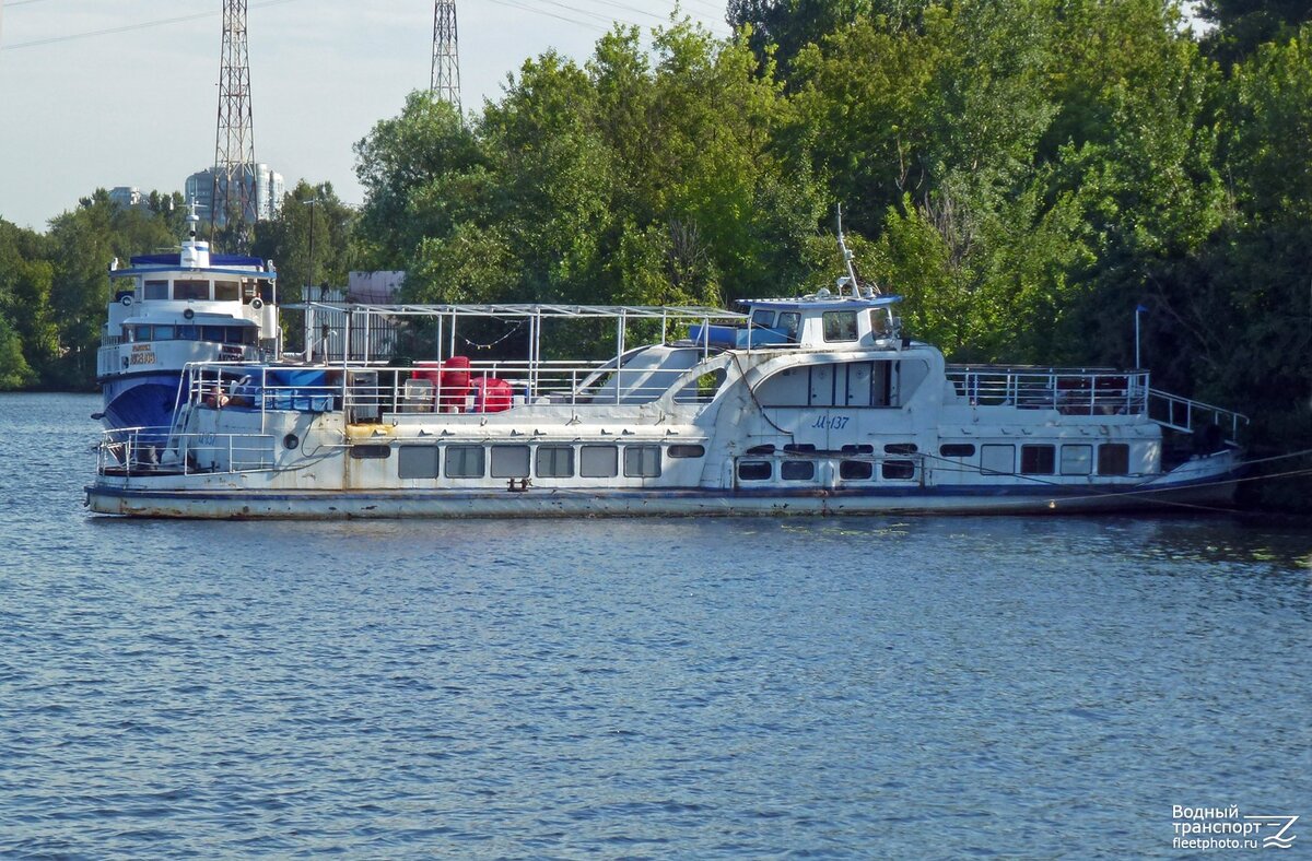 Такой же теплоходик уносил когда-то меня в путь на "Колобовку".                  фото: открытые источники сети. 