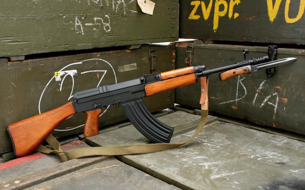 Полуавтоматический карабин Classic Vz. 58 калибра 7,62х39 с примкнутым штыком 