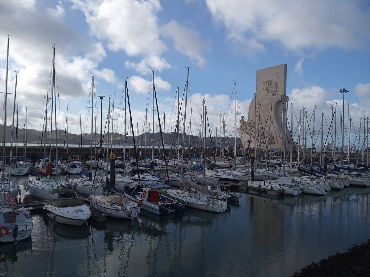 Парковка для яхт, вдали - памятник первооткрывателям (главный герой - Васко да Гама)