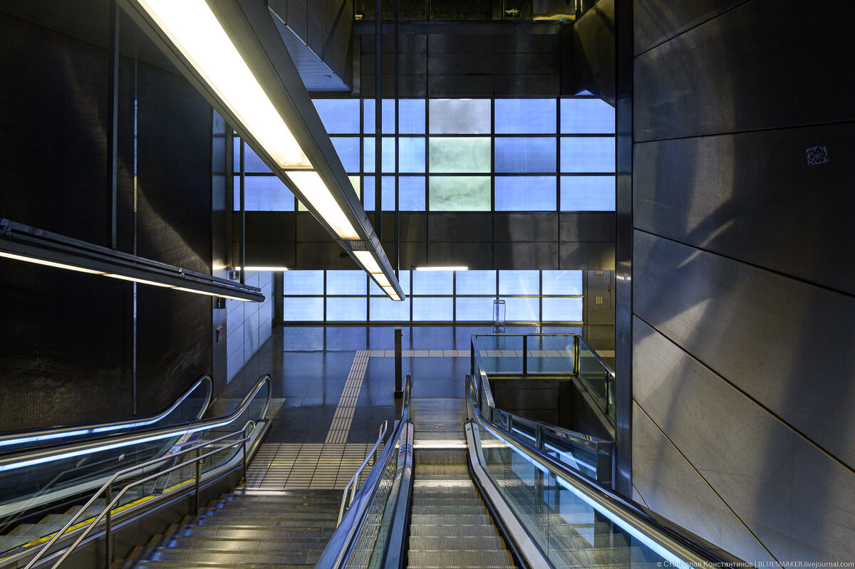 
Серией этих постоя я завершаю рассказ про метрополитены Испании. Мне удалось побывать во всех существующих сейчас в этой стране системах метро, и что самое интересное, первым метрополитеном, которым я воспользовался в Испании был именно метрополитен города Барселона в 2013 году. Тогда я сделал всего несколько кадров, а уж в этот приезд решили изучить его более подробно. Барселонское метро открылось под новый 1924 год, это был участок от станции Catalunya, до станции Lesseps.  Сейчас сеть метро насчитывает около 190 станций, в эту сеть вплетены и городские электрички, как это принято в европейских странах и как это пытаются внедрять у нас с открытием МЦК и МЦД. Метро в столице Каталонии работает с 5 утра до 0 часов с понедельника по четверг. В пятницу и предпраздничные дни метро закрывается в 2 часа ночи, а в субботу и в праздничные дни метро работает круглосуточно. Это очень удобно. У нас в Москве метро работает круглосуточно к сожалению только в новый год и Рождество. В барселонской сети метро есть три автоматические линии, где поезда не бегают без машинистов, это линии L9-L11, С открытием этих линий Барселона обзавелась самой длинной сетью автоматизированного метро в Европе. Интервалы движения поездов на линиях L1-L5 в час пик составляют около 3 минут, а на автоматических линиях L9-L11 порядка 7 минут.