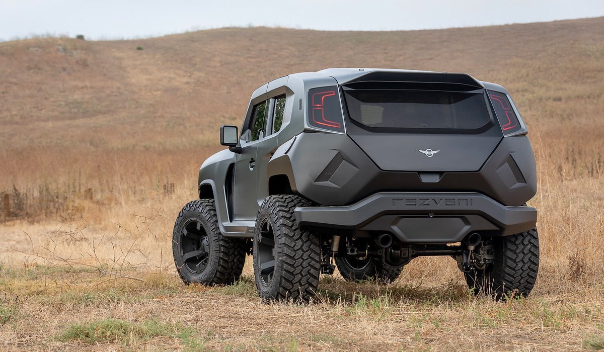 Мало кто слышал о таком экзотическом автомобиле как Rezvani Tank. Он создавался американской фирмой Rezvani и позиционируется как вездеход, стилизованный под армейский броневик. Стоит сказать, что Rezvani Tank имеет некоторые сходства с отечественным УАЗ «Патриот», и не только внешние, из-за чего его успели прозвать американским «УАЗиком».

«Резвани Танк» сконструирован на шасси от Jeep Wrangler JL с усиленной рамой, автоматически подключаемым полным приводом и электрогидравлическим усилителем руля. Под капотом внедорожника размещён один из трёх двигателей на выбор: бензиновая 2,0-литровая 274-сильная турбочетвёрка, 3,6-литровый 289-сильный «атмосферник» V6 и 3,0-литровый 289-сильный турбодизель V6.

За 35 000 долларов можно заказать Rezvani Tank с 6,4-литровым 500-сильным двигателем V8. В качестве трансмиссии предложены как «механика», так и «автомат». Стоит отметить, что также есть супер-версия Tank X, которая оснащается 6,2-литровым компрессорным мотором V8 от Dodge Challenger SRT Demon мощностью в 1000 л.с. Стоимость такого «красавца» составляет более 400 000 долларов.