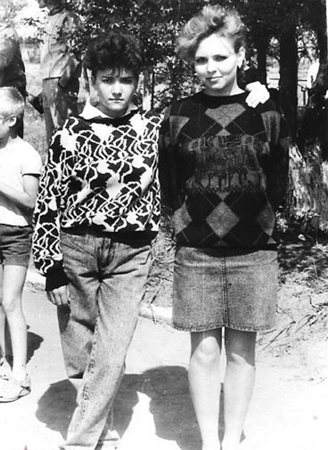 Мода в 90-е годы в россии. Мода в 90-е годы в россии. 90е 2000е в россии стиль. Лихие 90-е мода. Как одевались в 90 е годы.