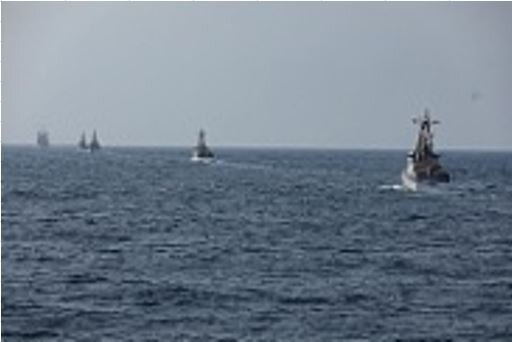 в синем море корабли . фото https://www.c2f.navy.mil/