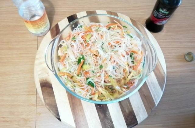 Корейский салат из фунчёзы с овощами