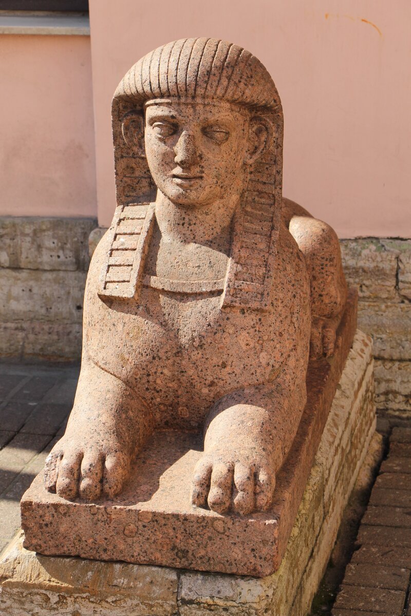 Сфинксы Строгановского дворца (Невский пр., д. 17) 
(фото - О. Феофанова)