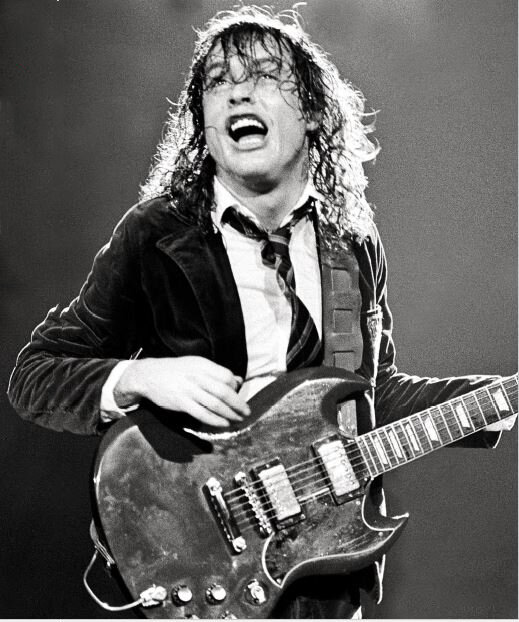 Ангус Янг был громоотводом AC/DC, который вбирал в себя высоковольтную энергию группы || Getty