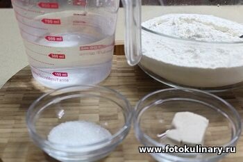 Смешиваем 3-4 столовые ложки просеянной муки, взятой из общего количества, с сахаром, дрожжами и 100 мл. воды (тоже из общего количества. 

Перемешиваем ложкой и накрыв пленкой убираем минут на 20. За это время дрожжи проснуться и начнут работать, покрывая всю поверхность пенной шапочкой.