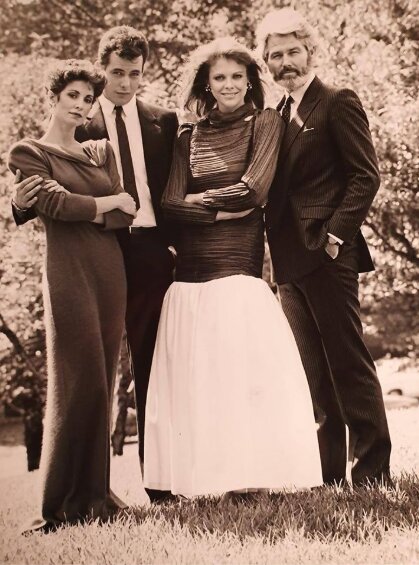 "Вот наш первый рекламный снимок, сделанный в Мельбурне для" RTE", мини - сериала с участием моих друзей и коллег справа налево: Джеймса Смилла, Ребекки Гиллинг, Даниэля Абиньери и вашего покорного слуги. Надеюсь, вам понравятся эти воспоминания так же, как и мне!" Подписала Пета Топпано. Фото: https://www.facebook.com/pg/petatoppano/photos/