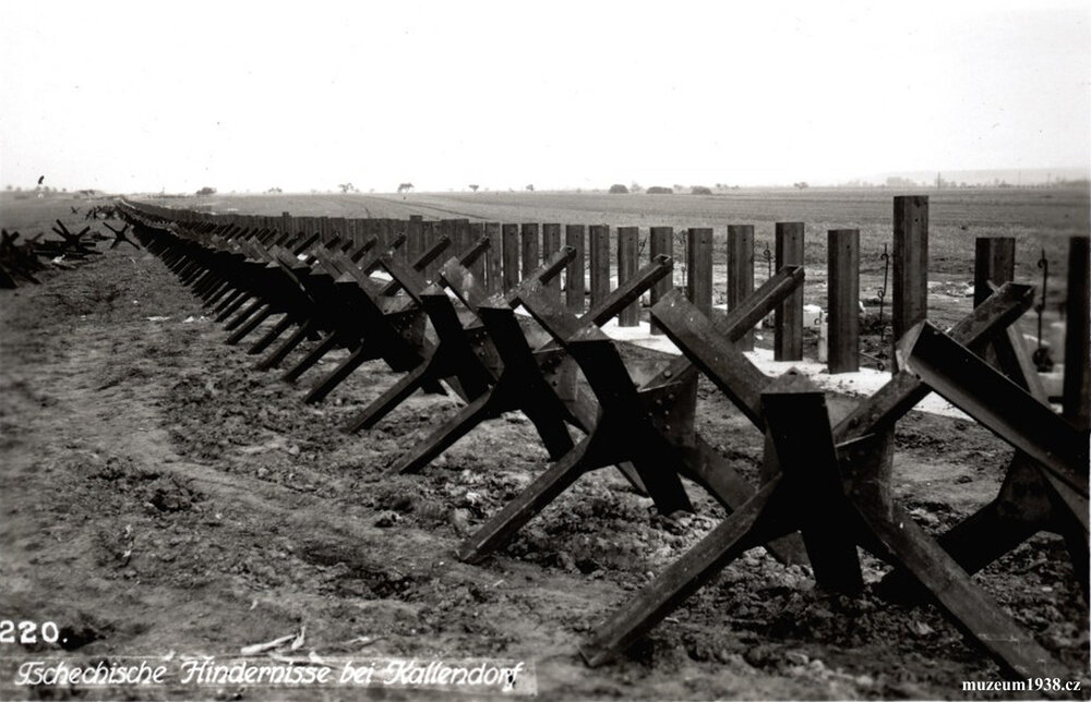 Заграждения из ежей в Чехословакии в процессе монтажа. Слева на дальнем плане видны ежи в разобранном состоянии, а так же отсутствует колючая проволока. Фото с сайта http://muzeum1938.cz/