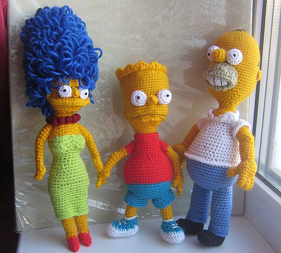 Вязанная крючком любимая желтая семейка. Считаю, что Мардж выполнена очень удачно :) Просто секс-бомба! Сделано в России. 600 рублей за куклу. Ссылка