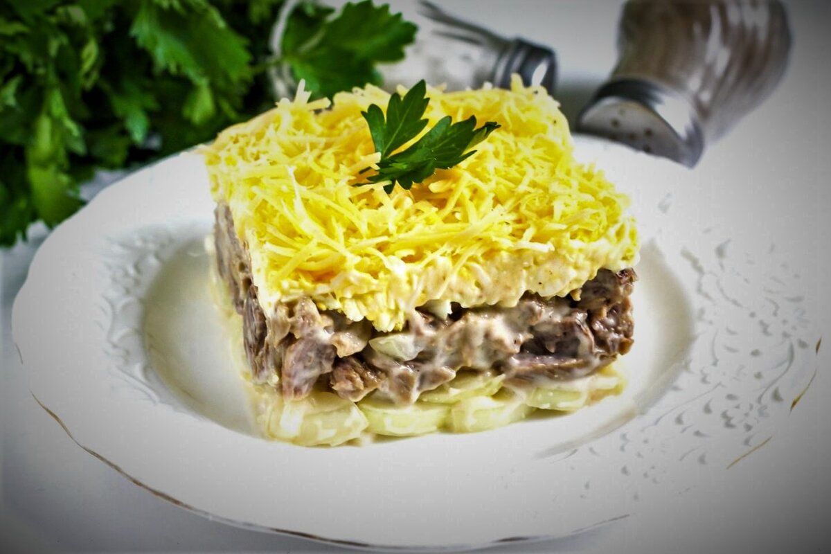 салаты на новый год мужские слезы. салат мужские грёзы с говядиной. салат мужские слезы классический рецепт фото пошагово. салат мужские слезы классический рецепт фото пошагово. салат мужской каприз с гранатом.