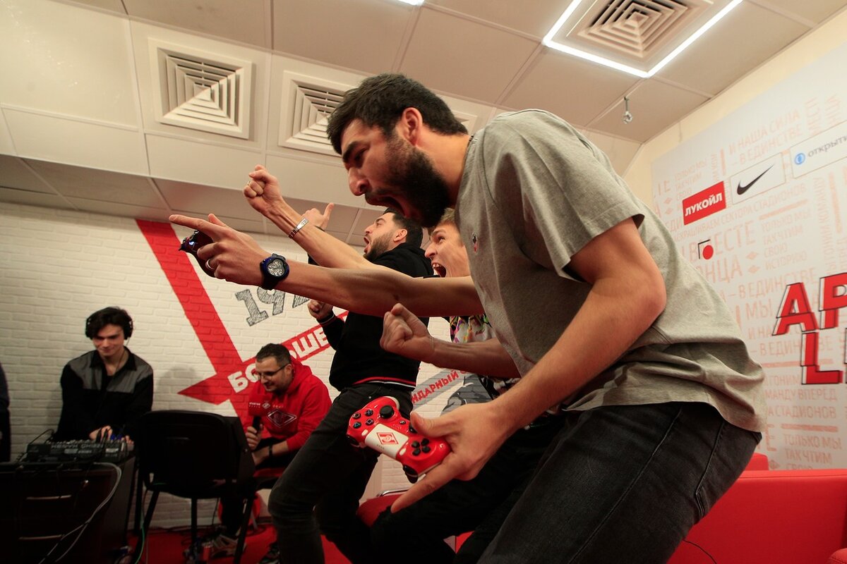 Сегодня состоялся виртуальный матч между «Спартаком» и польским «Стомилом». Встреча прошла на полях симулятора FIFA 20. Противостояние состояло из трех игр по 12 минут.

В первом и третьем поединках, которые шли в зачет, за «Спартак» сыграли защитник Георгий Джикия и нападающий Александр Соболев. Их оппонентами были защитник «Стомила» Якуб Мосаковски и голландский хавбек Сэм ван Хуффель.

Сначала красно-белые одержали яркую победу со счетом 5:0. Хет-трик оформил виртуальный Соболев, по одному мячу забили кибер-версии Романа Зобнина и Андре Шюррле.

В ответной встрече поляки взяли реванш со счетом 2:0, но по разности мячей победа осталась за спартаковцами.