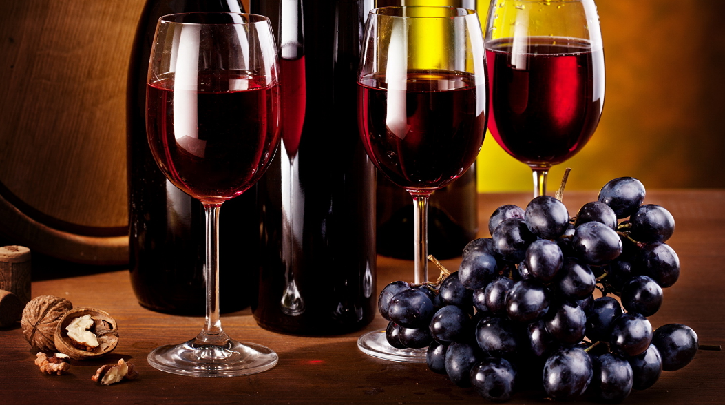 Пьющие по 2-5 бокалов вина в день почти на 30-40% меньше подвержены сердечным заболеваниям, чем не пьющие.