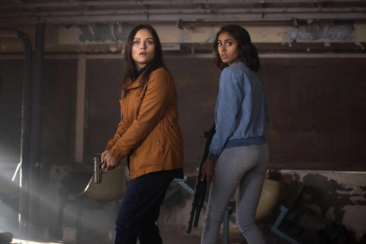 Здесь она вместе со сводной сестрой Алекс