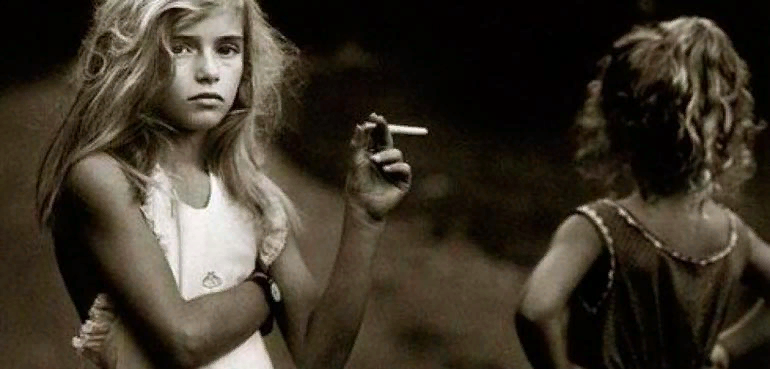 Первая сигарета не подарит приятных ощущений. Ее вкус неприятен, но нежелание ребенка оказаться белой вороной среди сверстников заставляет его курить снова и снова. Психологами и наркологами доказано, что привыкание, иными словами – никотиновая зависимость, возникает уже с пятой сигареты. Стоит ли говорить, что дети невероятно быстро могут пристраститься к сигаретам. Изначально ребенок будет курить исключительно “за компанию”, не испытывая при этом удовольствия от выкуренной сигареты. Но чем чаще он будет это делать, тем быстрее у него разовьется необходимость психостимулирующего воздействия никотина. 
