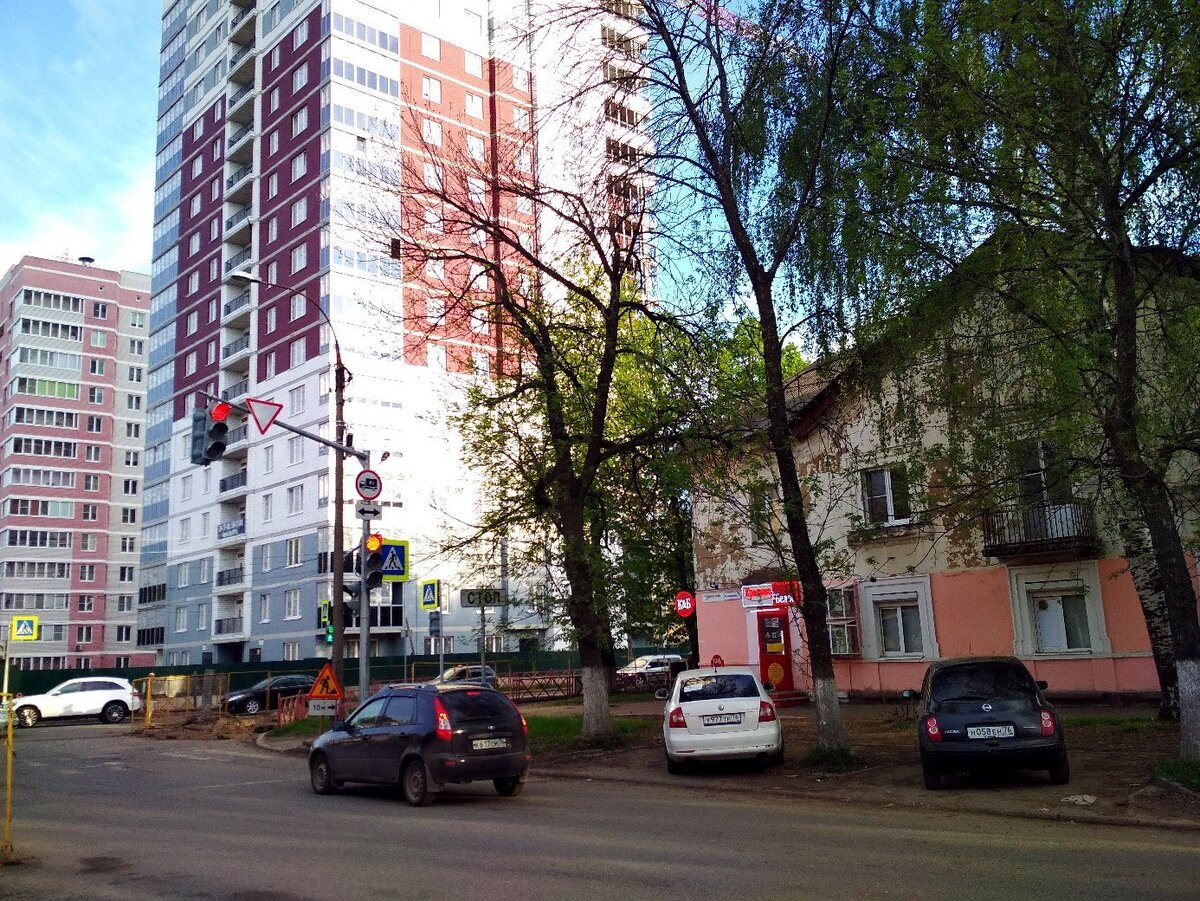 Старые бараки начинают уступать место многоэтажкам, но "сталинки" рядом с ними смотрятся очень контрастно.  